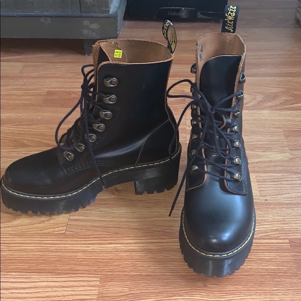 Dr. Martens Leona boot